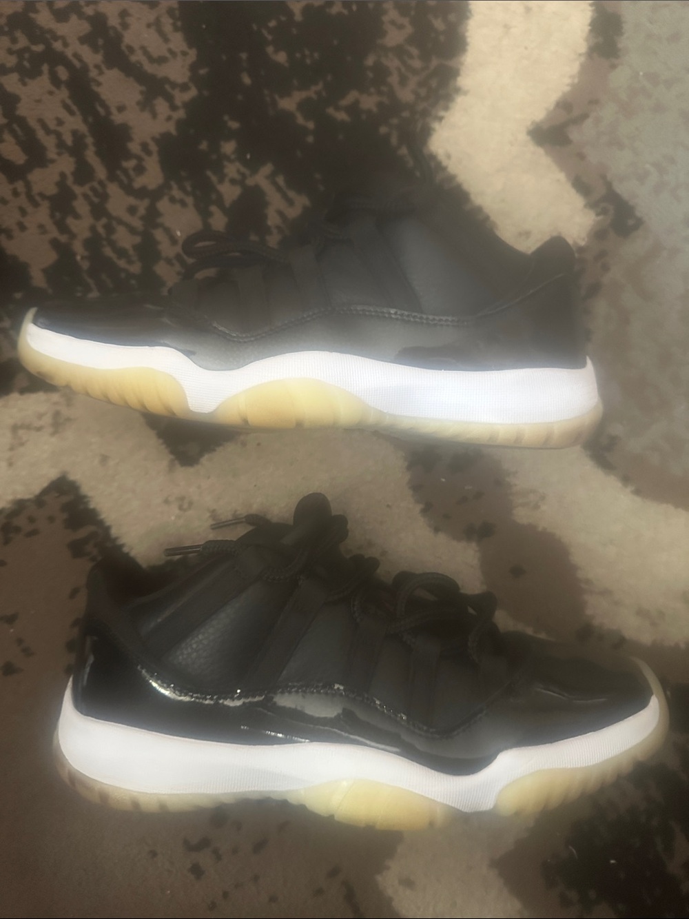 Jordan black 11 Retro Low 72-10 AV2187-001
Size 10